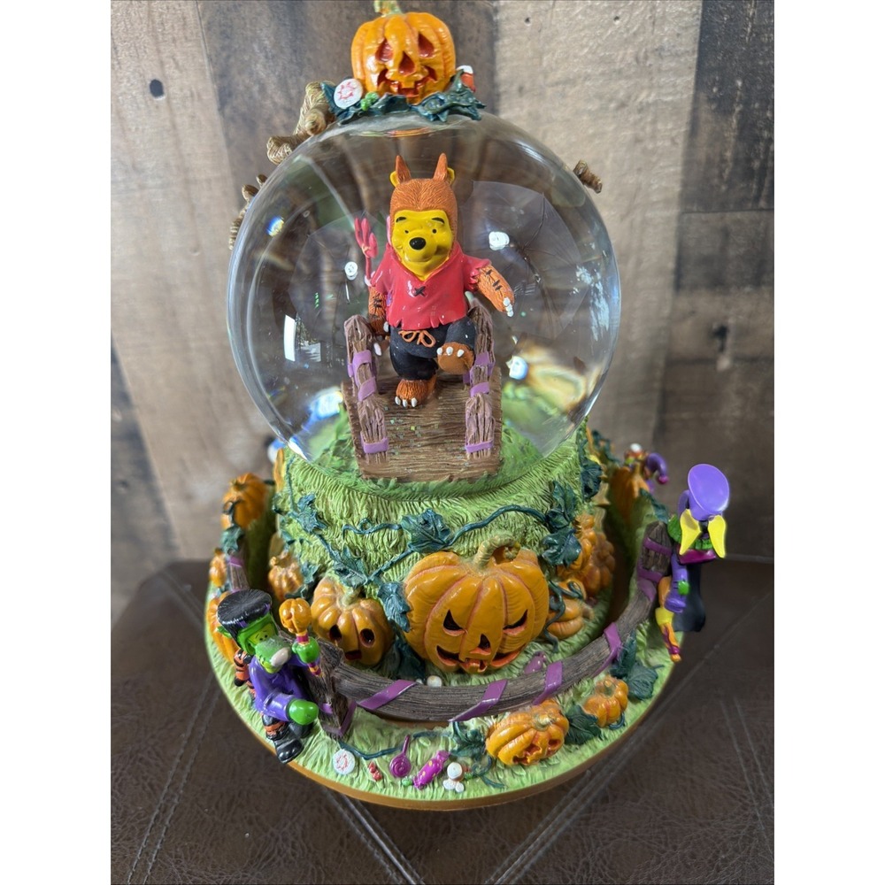 Vtg Winnie the Pooh Halloween Musical Rotating SnowGlobe Lightβ Up Pumpkin Eyes